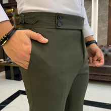 Laden Sie das Bild in den Galerie-Viewer, SleekEase Green Slim-Fit Solid Pants
