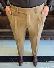 Laden Sie das Bild in den Galerie-Viewer, Sophisticasual Camel Slim-Fit Solid Pants With Expandable Waistband
